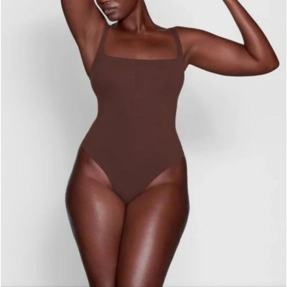SKIMS Tops - NWT SKIMS Fits Everybody Smoothing Square Neck Thong Bodysuit in Cocoa Brown L